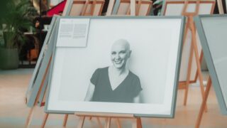 Izložba fotografija “Ja sam snaga” postavljena u Arena Centru donosi snažne i intimne priče deset hrabrih žena