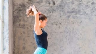 Wall pilates: najbolji trening za snažan core i čvrste trbušne mišiće