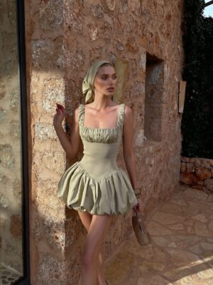 Kako Elsa Hosk nosi bandanu – i zašto želimo iskopirati svaki look