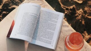 Lookbook book klub: Put oko svijeta s knjigom u ruci