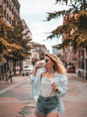 Banana bread u čaši i tahini kava. Viralne ledene kave za savršeno ljeto!