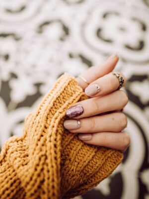 Svečane manikure: ove godine vladaju obrnuti french i jedan neobičan spoj!